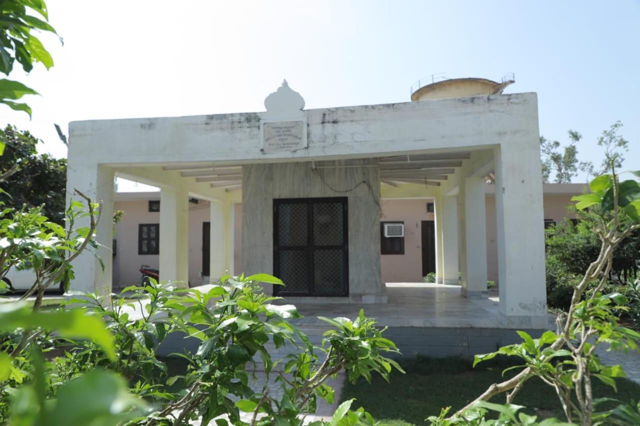 Radha Madhav Ashram Vrindavan Vrindāvan Exterior foto