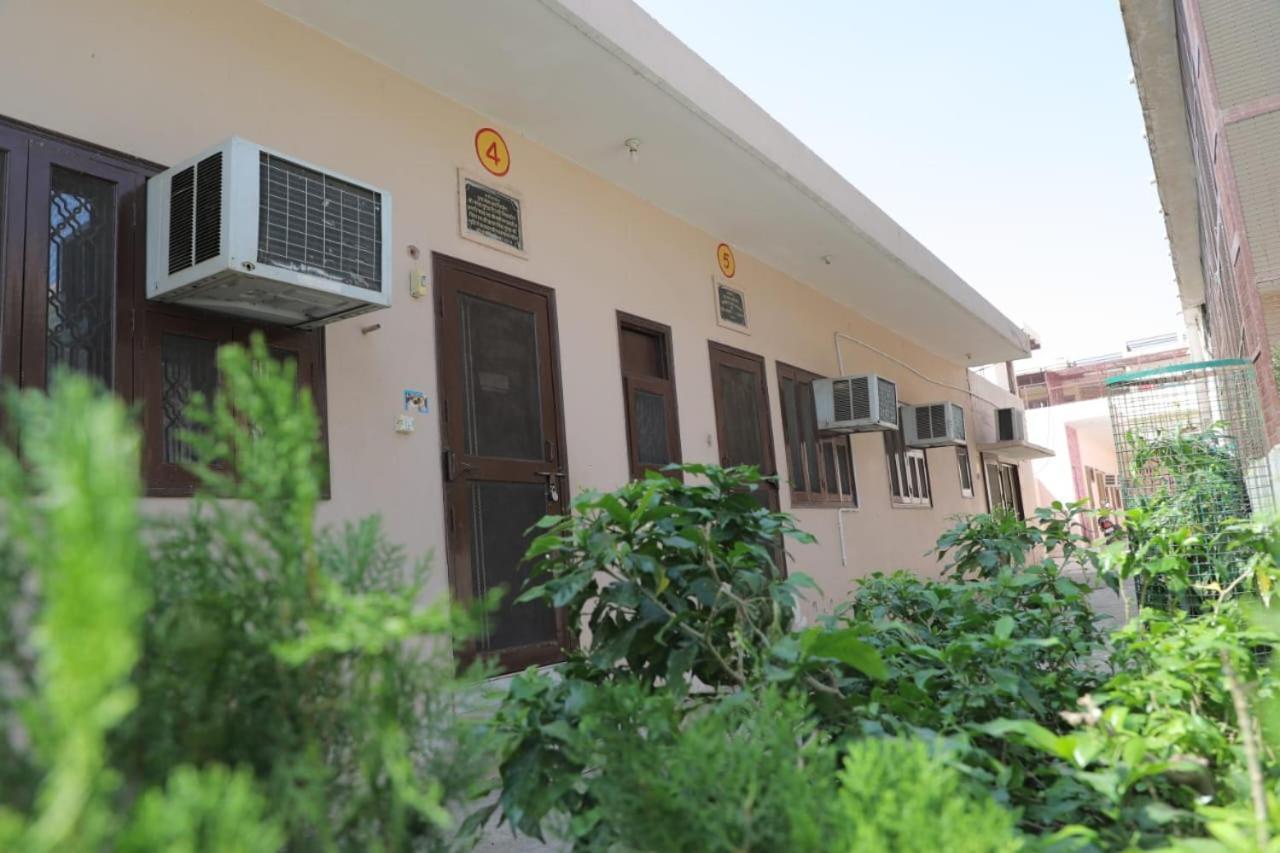 Radha Madhav Ashram Vrindavan Vrindāvan Exterior foto