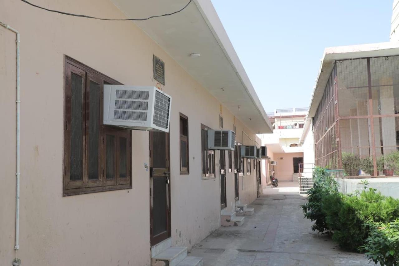 Radha Madhav Ashram Vrindavan Vrindāvan Exterior foto